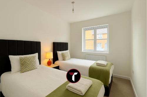 Ένα ή περισσότερα κρεβάτια σε δωμάτιο στο Spacious 2 Bed 2 Bath Flat with Free parking