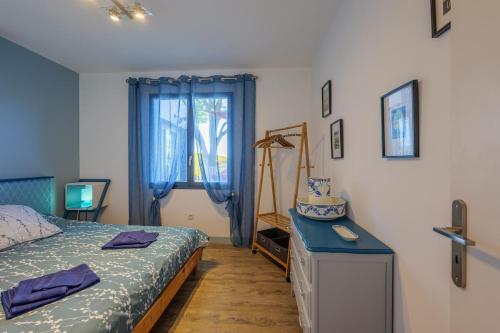 Postel nebo postele na pokoji v ubytování villa sophora - piscine toboggan aquatique privée