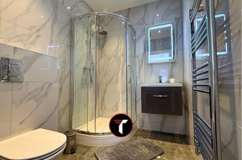 Ένα μπάνιο στο Spacious 2 Bed 2 Bath Flat with Free parking