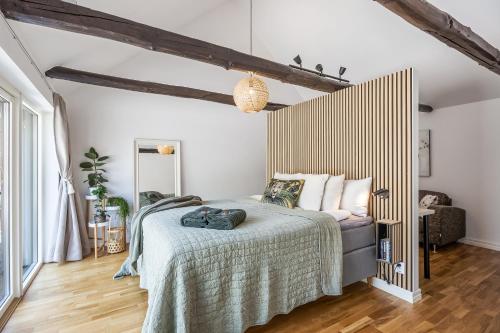a bedroom with a bed with a wooden headboard at Annavälla gårdshus in Skurup
