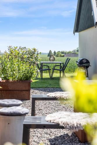 a garden with a picnic table and a grill at Annavälla gårdshus in Skurup