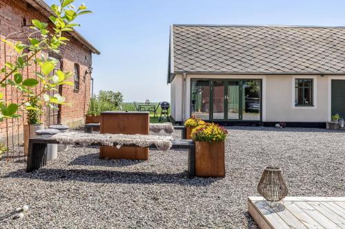 a courtyard with benches and flowers in a house at Annavälla gårdshus in Skurup