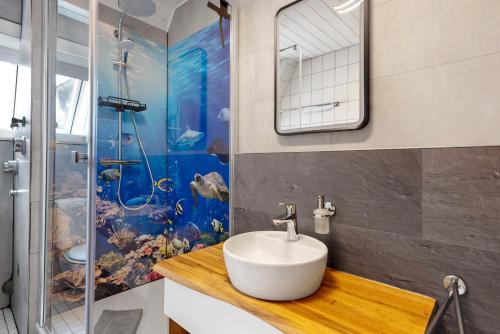 a bathroom with a sink and a shower at Casa Doro in Donaueschingen