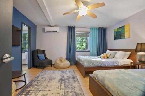 Giường trong phòng chung tại 5 Bedroom Cozy Retreat Lakefront