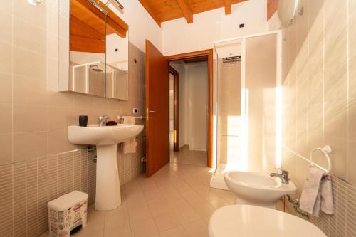 un baño con lavabo e inodoro en Rho Fiera Home, graziosa e confortevole, con parcheggio interno privato gratuito, en Rho