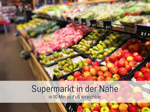 a supermarket filled with lots of fruits and vegetables at Kyritzer Budenhäuser Nr 99 - Haus Virginia Peng - Kleinsthaus in Kyritz, einer charmanten Stadt im Herzen von Brandenburg in Kyritz