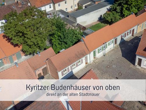 an aerial view of a building in a town at Kyritzer Budenhäuser Nr 99 - Haus Virginia Peng - Kleinsthaus in Kyritz, einer charmanten Stadt im Herzen von Brandenburg in Kyritz