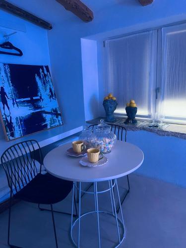 Ein Sitzbereich in der Unterkunft Hydria Guest House Art Gallery Dimora d artista con terrazza e vasca idromassaggio nel cuore del borgo antico Artists Home with terrace and jacuzzi in the heart of the old town