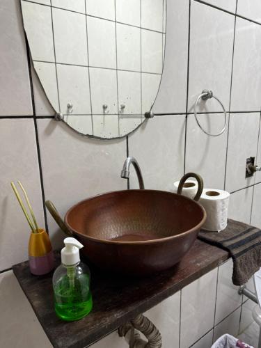Bilik mandi di Casa Completa no residencial 2km do centro