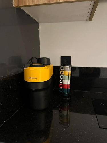 a black counter top with a coffee maker on it at Appartement de luxe au coeur de Casa in Oulad Akkou