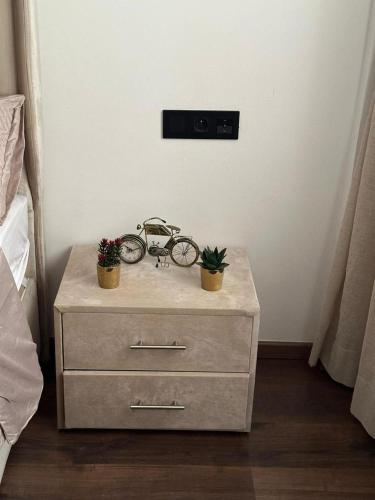 a dresser with a bike on it next to a bed at Appartement de luxe au coeur de Casa in Oulad Akkou