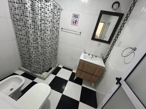 a bathroom with a toilet and a sink and a shower at Departamento Rojas 1 in San Fernando del Valle de Catamarca