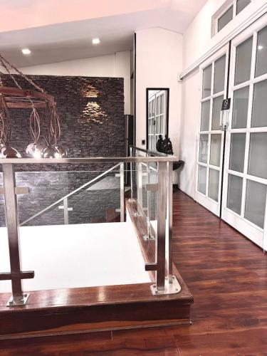 ein Raum mit einem Glastisch und einer Ziegelwand in der Unterkunft Corferias, Apt302 BIG, American Embassy, Agora,Embajada in Estación El Salto