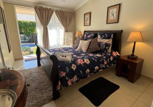 Ένα ή περισσότερα κρεβάτια σε δωμάτιο στο The Giraffe Room at Frederick's Place