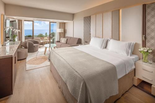 Postel nebo postele na pokoji v ubytování Four Seasons Hotel