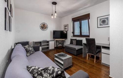Cozy Apartment In Novi Vinodolski With Wifi