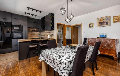 Cozy Apartment In Novi Vinodolski With Wifi