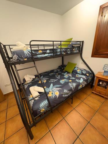a bunk bed in a room with a bunk bedutenewayangering at Apartament Garrota in Olp