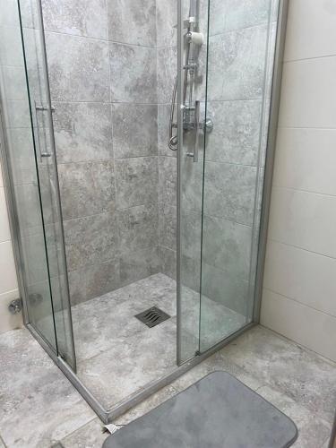 Un baño de Skyline Suite Skopje