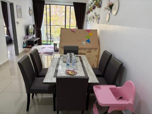 a dining room with a table and chairs at Palas Horizon Home A-6-15 in Brinchang
