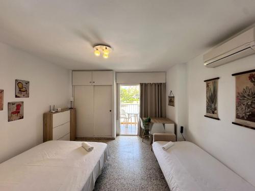 Acogedor estudio con piscina y vistas al mar