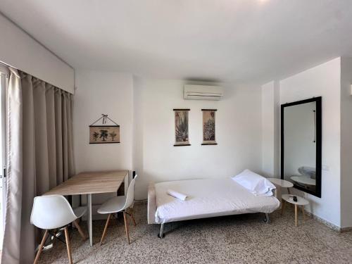 Acogedor estudio con piscina y vistas al mar