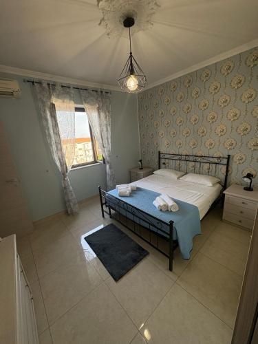 une chambre avec un lit avec une couverture bleue dans l'établissement Holiday House Civic 27, à Catane