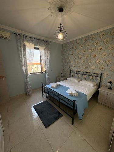 - une chambre avec un lit doté d'une table bleue dans l'établissement Holiday House Civic 27, à Catane