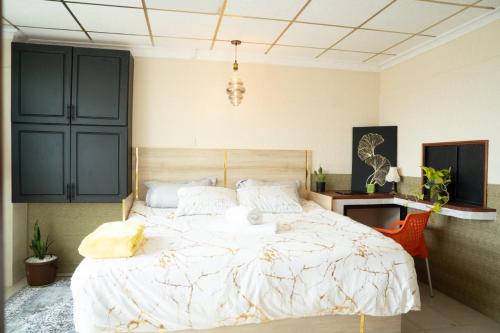 a bedroom with a large white bed in a room at Villaroma Furnished Penthouse Suites in Eldoret