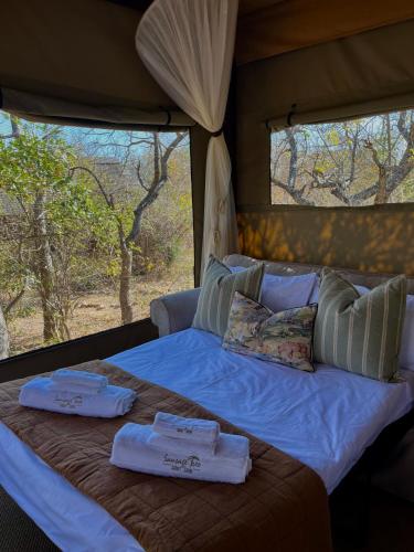 Una cama o camas en una habitación de Sausage Tree Safari Camp