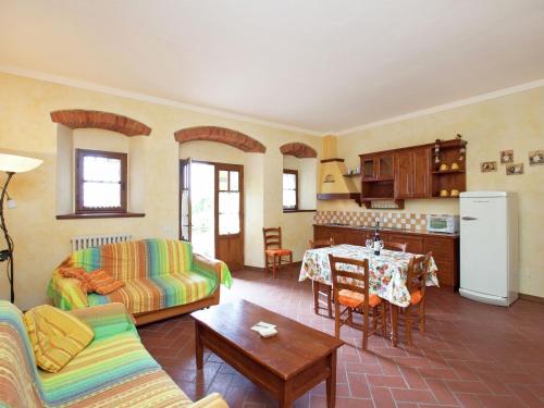 una sala de estar con un sofá y una mesa en Modern Holiday Home in Loro Ciuffenna with Pool, en Loro Ciuffenna
