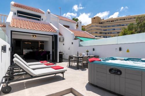Modern 3 Bedroom Villa with Hot Tub in Costa Adeje