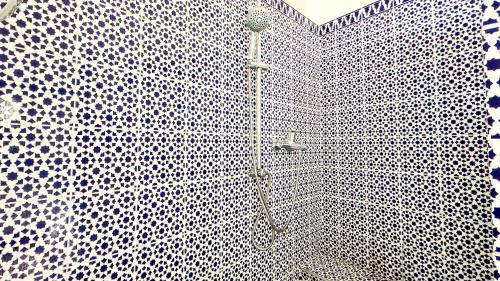 a bathroom with a black and white tile shower at Villa Solaya -Piscine - Saint Pierre in Saint-Pierre