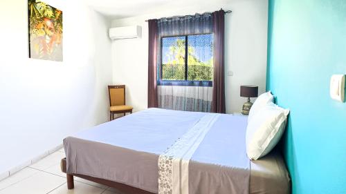 a bedroom with a large bed and a window at Villa Solaya -Piscine - Saint Pierre in Saint-Pierre