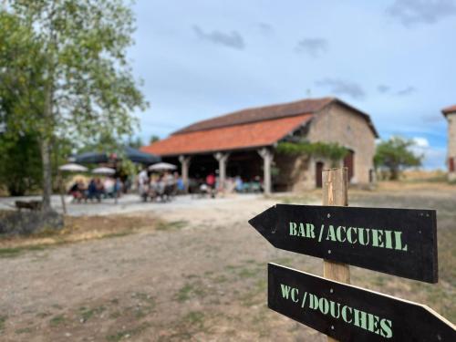 a sign for a zoo with a building in the background at La Glane at Le Maingaud in Saulgond