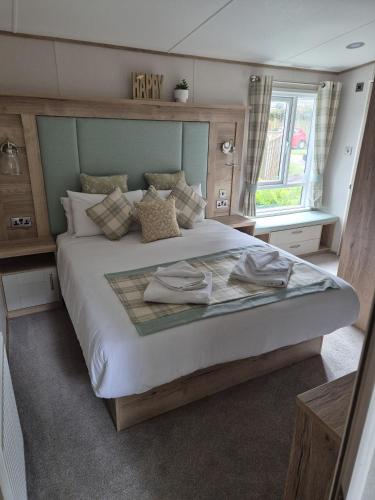 a bedroom with a large bed in a room at Fir Tree - 2 bedrooms sleeps 5 in Hastings