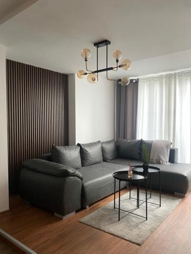 una sala de estar con un sofá y una mesa en Skyline Suite Skopje, en Vojnica