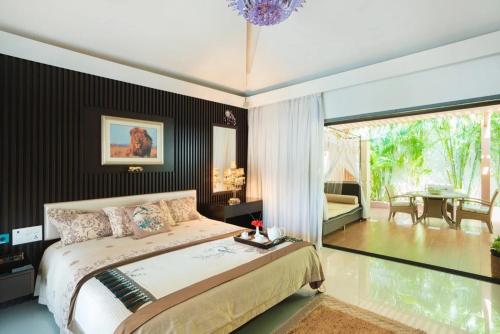 Un dormitorio con una cama y una sala de estar. en Andy's Boutique Hotel, en Bombay