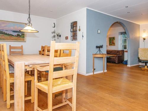 Broagerにある6 person holiday home in Broagerのテーブルと椅子のあるダイニングルームとリビングルーム