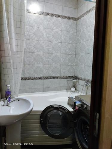 Un baño con inodoro, lavabo y bañera. en ЮнусАбад, en Yunusobod