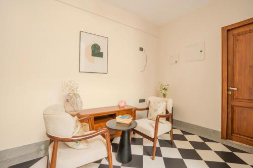 a living room with two chairs and a table at Casa Suneos 4-BHK Villa With Private Pool & Lift Near Popular Restaurants in Siolim