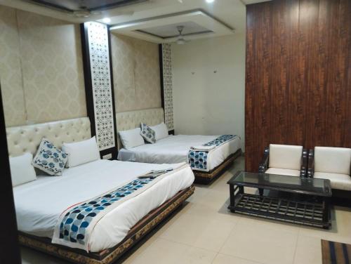 Ένα ή περισσότερα κρεβάτια σε δωμάτιο στο Hotel Riya Palace - Idgah Railway Station Agra
