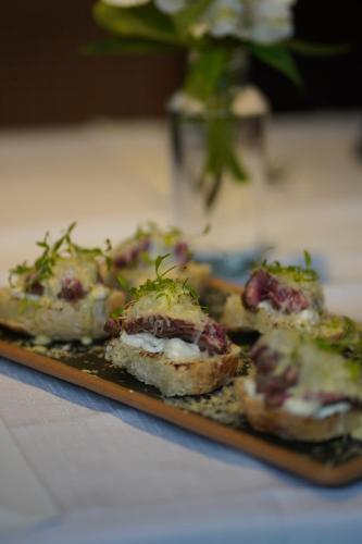 ホテルの敷地内または近くでの食事または食べ物