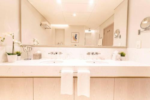 Sky-High Elegant Suite at Palm Tower photo 3