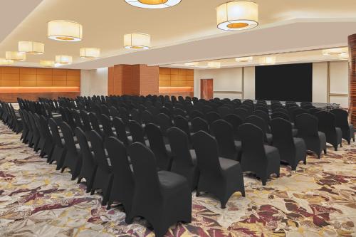 Kawasan bisnes dan/atau bilik persidangan di Crowne Plaza Manila Galleria by IHG