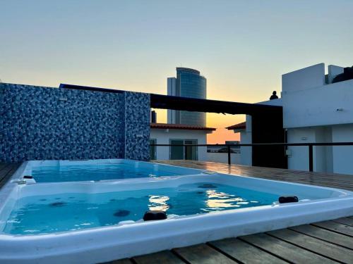 a hot tub on the roof of a building at Departamento con la mejor vista de Equipetrol SCZ in Hamacas