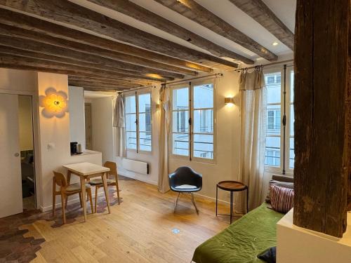 Elevator - Bright 1BR in the heart of hip Paris, Montorgueil