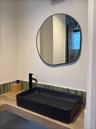 Elevator - Bright 1BR in the heart of hip Paris, Montorgueil