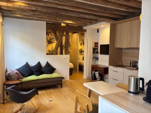 Elevator - Bright 1BR in the heart of hip Paris, Montorgueil