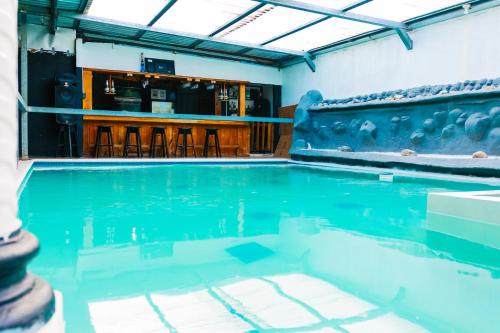 a swimming pool with a bar in the background at la colonia 25 de mayo in Peña Blanca